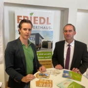 Friedl Holzbau und MdL Aiwanger auf der Jobmesse