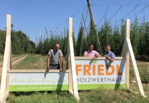 Friedl Holzbau: Aufbau der Holz Kletterwand für den Mini Cross Lauf